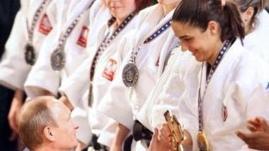 Putin mentre premia Quintavalle
