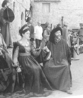 Unimmagine del tradizionale corteo storico di Certaldo in costumi depoca  