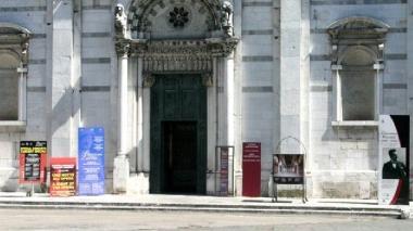 Trespoli pubblicitari davanti a S. Giovanni