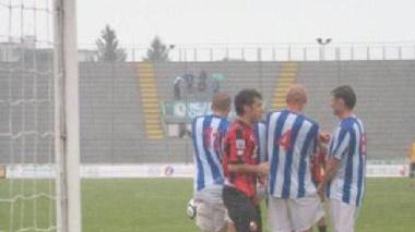 Pera accorcia le distanze su punizione (Vip)