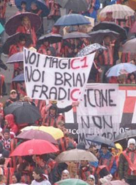 Gli striscioni dei tifosi in gradinata (Vip) 
