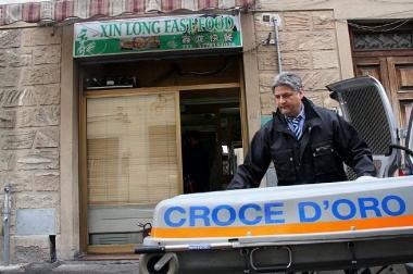 La Croce doro porta via il corpo A destra, il cadavere nella rosticceria 