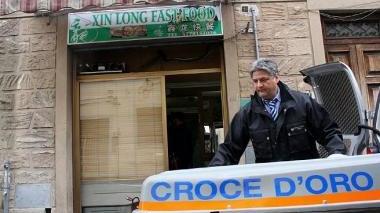 La Croce d’oro porta via il corpo A destra, il cadavere nella rosticceria