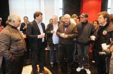 Linvasione di campo dei tifosi e il presidente Giuliani festeggia la promozione in Prima divisione con una bottiglia di champagne 