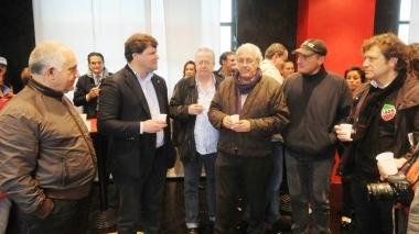 L’invasione di campo dei tifosi e il presidente Giuliani festeggia la promozione in Prima divisione con una bottiglia di champagne