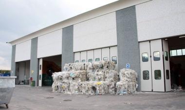 <b>RIFIUTI.</b> Limpianto al portone che seleziona e vende carta, cartone, vetro e plastica riciclate 