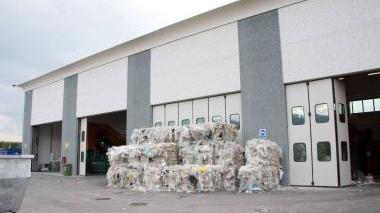 <b>RIFIUTI.</b> L’impianto al portone che seleziona e vende carta, cartone, vetro e plastica riciclate