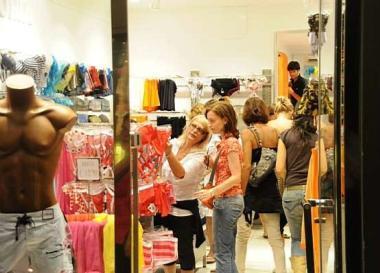 A sinistra negozi aperti e in alto Ademaro Cordoni, presidente di Ascom