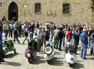 Primo raduno d'epoca gita-amarcord in sella alla Vespa