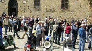 Primo raduno d'epoca gita-amarcord in sella alla Vespa