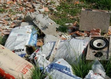 Due immagini della discarica abusiva scoperta dai Rangers In basso onduline di eternit 