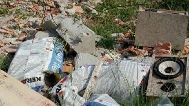 Due immagini della discarica abusiva scoperta dai Rangers In basso onduline di eternit