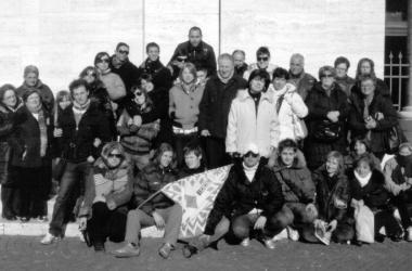 A sinistra una foto di gruppo della contrada sopra Tiziana Battaglia  