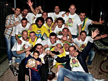 La formazione del Piccolo Bar che ha vinto il torneo provinciale di calcio a 8     