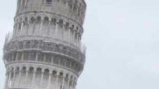 Rifondazione mette sotto la Torre uno striscione solidale con la Grecia