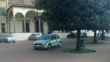 Auto in sosta al Poggio Salamartano