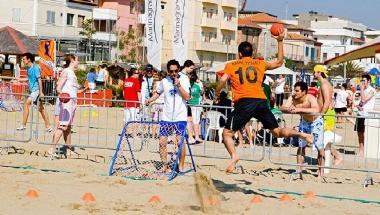 Unazione di gioco di una partita di beach tchoukball 