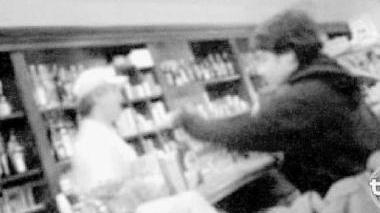 <b>FILMATO CHOC </b>Il fermo immagine nel quale il barman consegna la birra