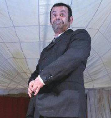 Nicola Rignanese sulla scena di Morire dal ridere spettacolo omaggio a Petrolini 