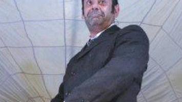 Nicola Rignanese sulla scena di “Morire dal ridere” spettacolo omaggio a Petrolini