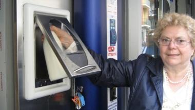 Una signora preleva la sua bottiglia di latte fresco 