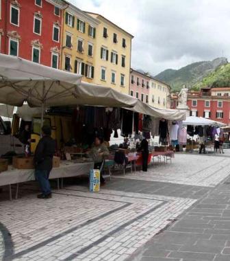 «Piazza Alberica con meno banchi respira»