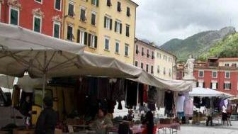 «Piazza Alberica con meno banchi respira»