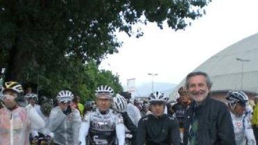 Il sindaco Giuseppe Bellandi con i ciclisti alla partenza della Granfondo