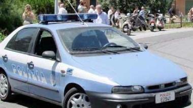 Una volante della polizia durante un’operazione di controllo sulle strade