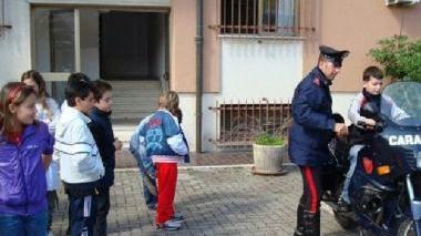 Piccoli alunni a lezione dai carabinieri