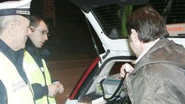 Ubriaca fradicia tampona un'auto in pieno centro