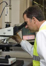 Ricercatore al microscopio nel suo laboratorio    