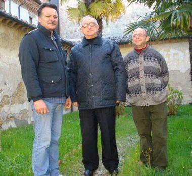 Don Vincenzo Guttadaura con i suoi collaboratori Pasquale (a sinistra) e Gaetano (a destra)     