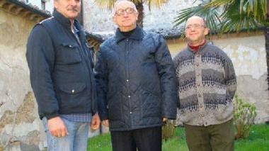 Don Vincenzo Guttadaura con i suoi collaboratori Pasquale (a sinistra) e Gaetano (a destra)
