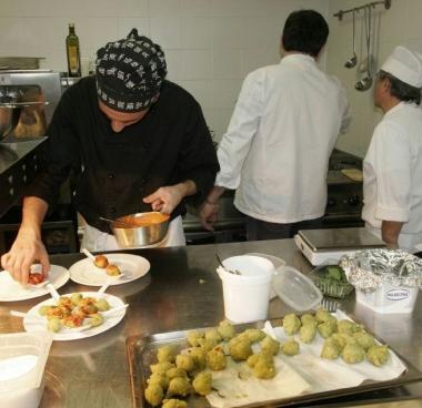 La brigata di cucina al lavoro nel ristorante Opera 22 