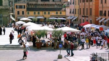 Due immagini di passate edizioni del Mercatino dei Ragazzi 