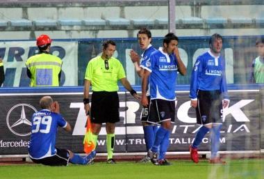 Gli azzurri protestano con il guardalinee Giachero dopo il gol annullato a Coralli nel primo minuto di recupero della partita 