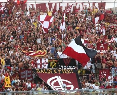 <b>CURVA.</b> La Nord colorata a festa nel giorno della promozione in serie A contro il Brescia  