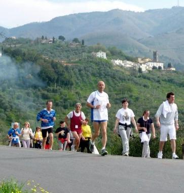 Podisti alla marcia delle ville     