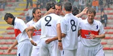 <b>UNITI.</b> Finale conquistata, il gruppo arancione festeggia compatto 