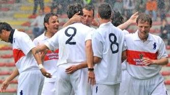 <b>UNITI.</b> Finale conquistata, il gruppo arancione festeggia compatto