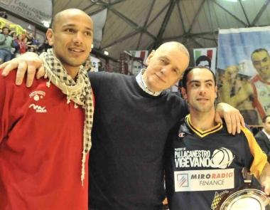 <b>TRE BANDIERE </b>Roberto Maltinti abbraccia Toppo e Bertolazzi, per lui come fossero due figli 