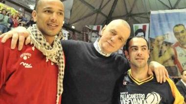<b>TRE BANDIERE </b>Roberto Maltinti abbraccia Toppo e Bertolazzi, per lui come fossero due figli