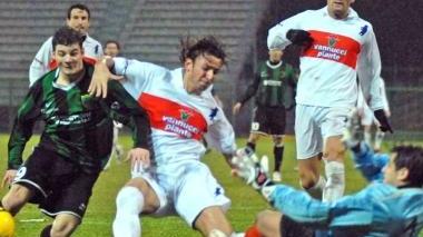 Costantin autore ancora una volta del gol per i neroverdi e (a destra) D’Ambrosio