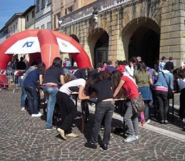 Alcuni momenti della manifestazione che si è svolta ieri mattina in corso Matteotti a Cascina