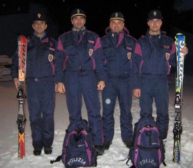 La squadra di poliziotti che vigila sulle piste