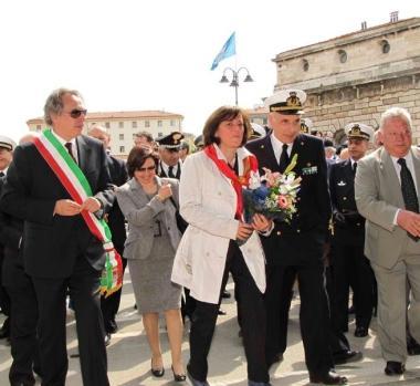 La cerimonia di avvio del Tan, nel centro la parata delle Marine estere e a destra il momento in cui Rosati accoglie le delegazioni 