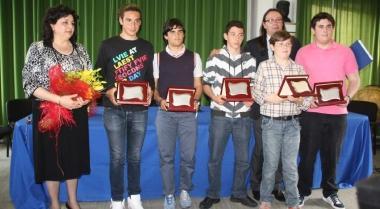 Foto di gruppo dopo la premiazione, a sinistra degli alunni la preside del Cappellini Nedi Orlandini e a destra il comandante Milani 