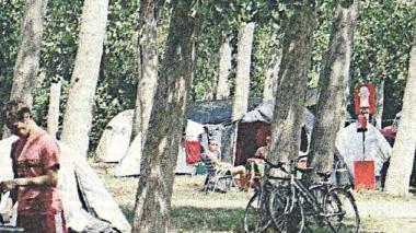 Il Camping internazionale Versilia venne inaugurato nel 1962 dall’imprenditore Michele Basile. A sinistra una immagine delle tende immerse nella pioppeta che copre oltre 40mila metri quadrati al confine tra Seravezza, Pietrasanta e Forte dei Marmi. Una immagine odierna del viale di ingresso con la sbarra chiusa, ormai, per sempre su via Padre Ignazio da Carrara