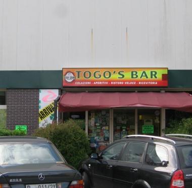 Il Togo’s Bar ad Altopascio e la vetrina sfondata dai ladri